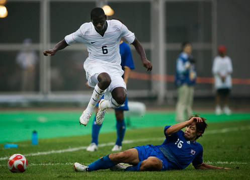 Takuya Honda, Japan, stoppar Maurice Edu, USA