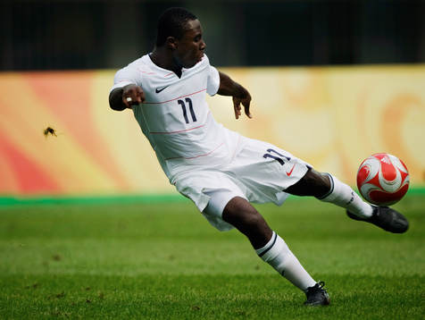Freddy Adu, USA, skjuter