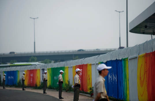 Vakter står och vakar utanför Tianjin Olympic Center