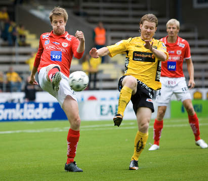 Joachim Lantz rensar undan framför Fredrik Berglund