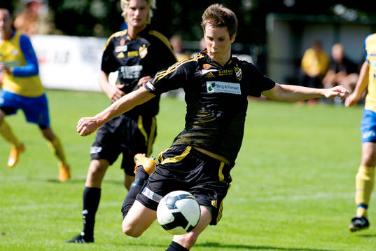 Här skjuter Peter Olsson, Hässleholm 1-0
