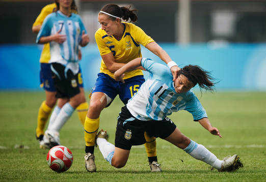 Therese Sjögran, Sverige, tacklar Fabiana Vallejos,