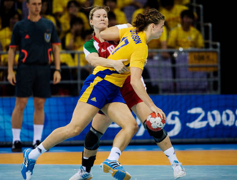 Linnea Torstenson, Sverige, stoppas av Piroska Szamoransky,