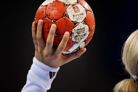 Handbollen som damerna använder