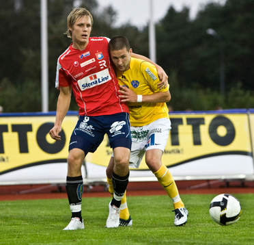Anton Holmberg håller om Tibor Joza