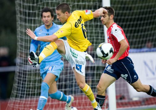 Tibor Joza rensar undan framför Björn Anklev och målvakt