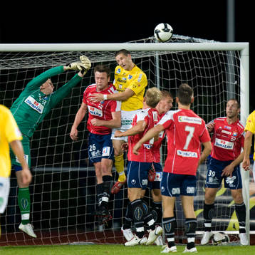 Peter Abrahamsson, målvakt, Örgryte, får undan bollen