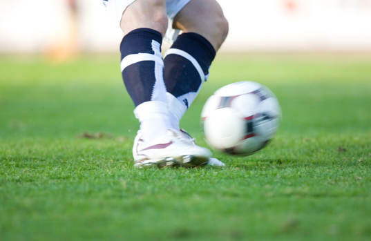 Tillslag på boll, fot, fotboll, gräsmatta, genre