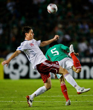 Ricardo Osorio, Mexico, klackar bollen över Robert Friend,