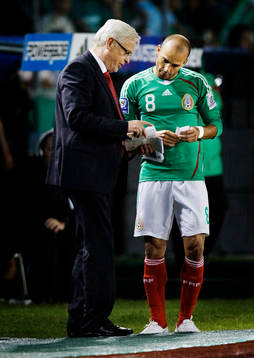 Hans Backe, assisterande tränare, Mexico, instruerar