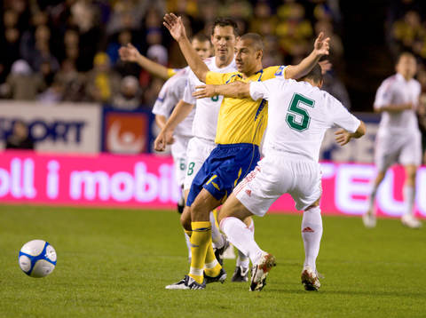 Henrik Larsson, Sverige hålls fast av Zoltán Gera, Ungern
