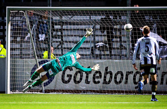 Peter Abrahamsson, målvakt, Örgryte,l släpper in 1-0