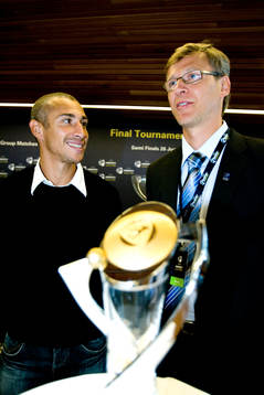 Henrik Larsson med Markku Kanerva, tränare, Finland