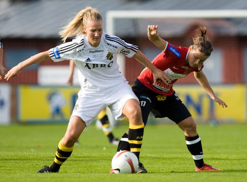 Erla Arnardottir försöker stoppa Emma Lundh, AIK