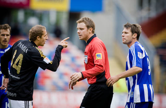 Kenny Pavey, AIK, och Stefan Selakovic, Göteborg, med