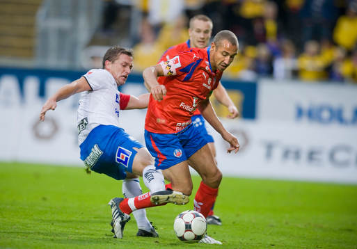 Henrik Larsson, Helsingborg, håller undan Mikael Blomberg,
