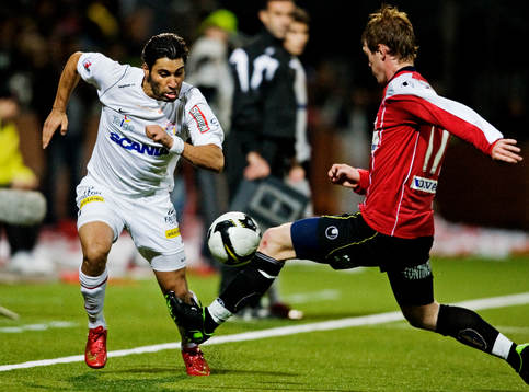 Stefan Batan, Assyriska, tar sig förbi Robin Jonsson,