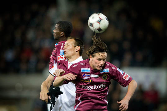 Kim Olsen, Örebro, mellan och Yussif Chibsah, och Andreas