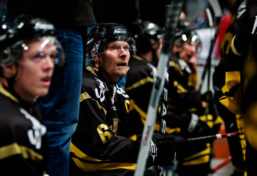 Dick Tärnström, AIK, sitter på avbytarbänken