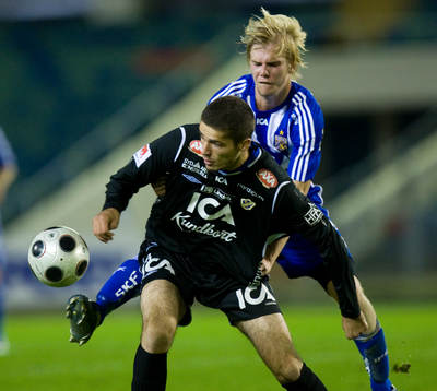 Erik Lund trycker till Ajsel Kujovic