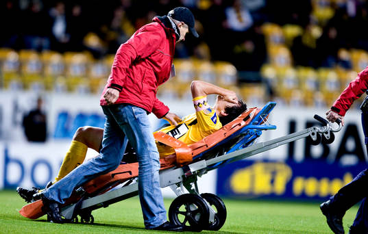 Stefan Ishizaki, Elfsborg, skadad, bärs ut på bår. Skada