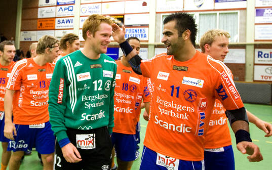 Payam Hatami ger målvakt Richard Larsson en klapp på