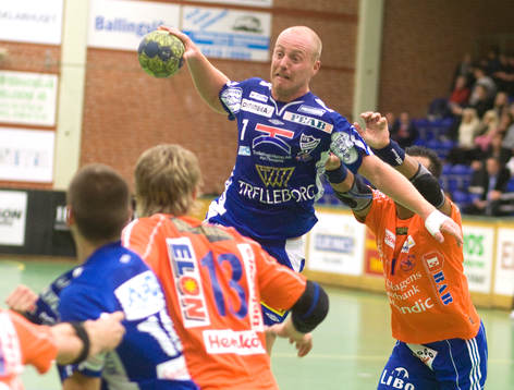 Marcus Lytborn hoppar högt över Lindesbergs-försvaret