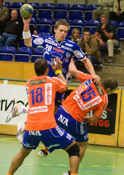 Robin Carlström hoppar över Lindesberg-försvaret