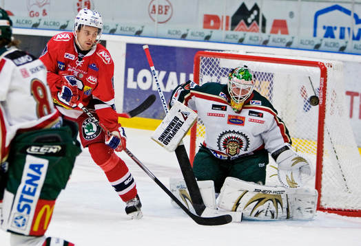 Martin Cibak, Södertälje, oroar framför Johan Holmqvist,
