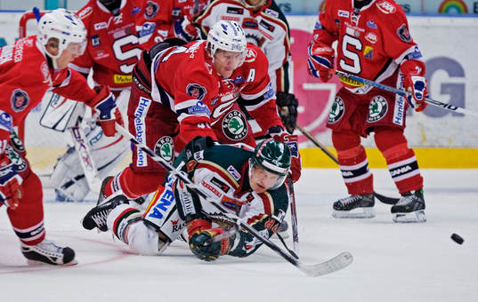 Kristian Kudroc, Södertälje, trycker ner Patric Blomdahl,