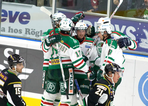 Jakob Johansson klappas om sedan han gjort 1 - 0 till
