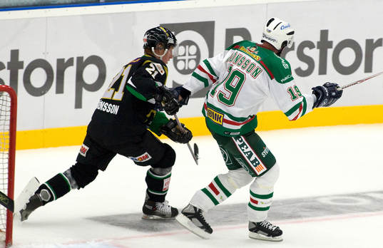 Jörgen Jönsson i hasorna på lillebror Kenny