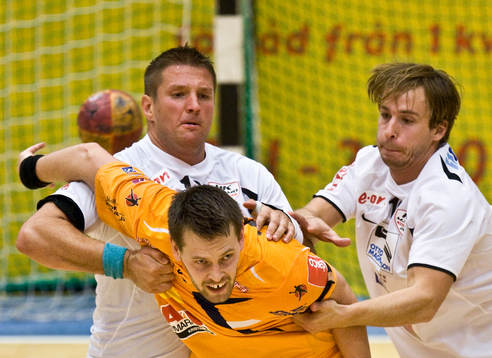 Love Asplund, Kristianstad, fasthålles av Mirsad Pecikoza