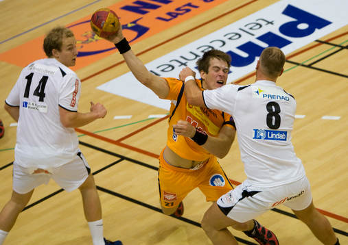 Olle Stenius, Kristianstad, fri på linjen och tas omhand