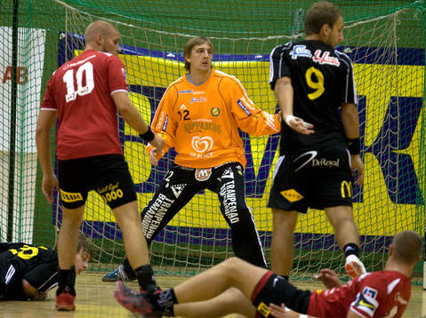Fallande spelare framför Sävehofs-målvakten