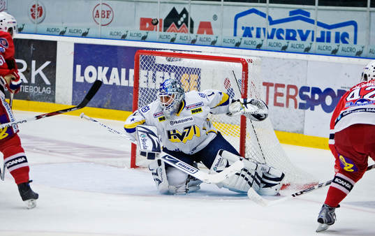 Stefan Liv, målvakt, HV71, räddar ett skott