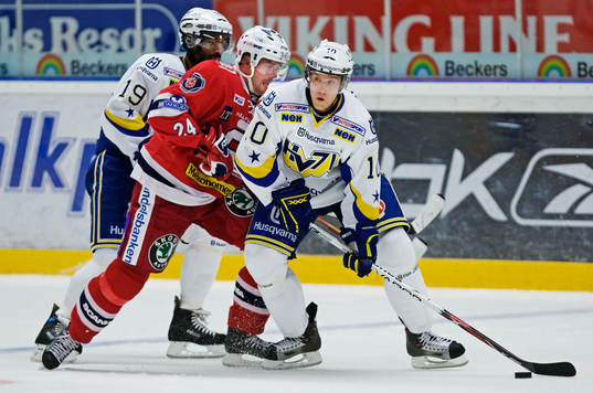 Martin Thörnberg, HV71, har koll på pucken