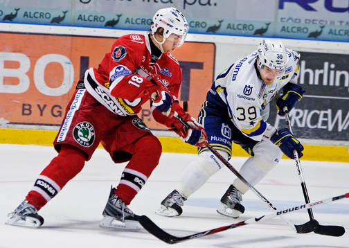 Linus Videll, Södertälje, utmanar Jukka Voutilainen, HV71