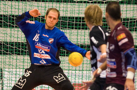 Målvakt Oscar Jensen jobbar i Lugi-kassen