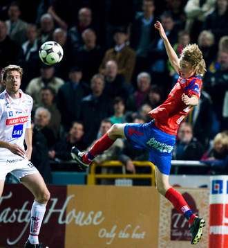 Rasmus Jönsson nickar ner bollen, Joachim Lantz till