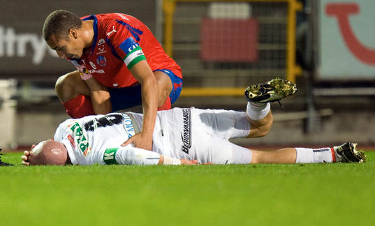 Henrik Larsson tittar till Henrik Rydström. Skada,