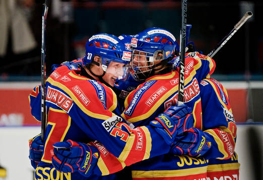 Henrik Eriksson, Djurgården,  gratuleras till sitt