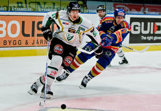Rickard Wallin, Färjestad, jagas av Niklas Anger,