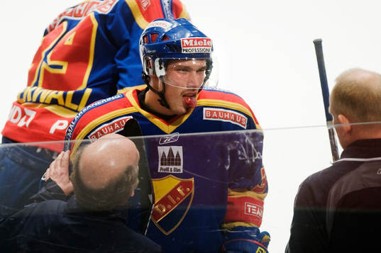 Mikael Ahlén, Djurgården, fick ett slag över munnen i