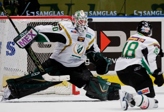 Jonas Gustavsson, målvakt, Färjestad, räddar ett skott