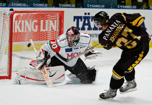 Stefan Johansson, AIK, skjuter utanför Robert Kristian,