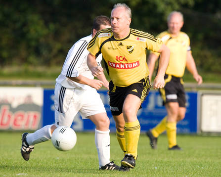 Michael Engel, en av de gamla A-lagsspelarna, vinner mark
