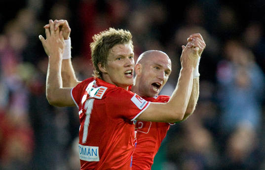 1-0, Viktor Elm, som grattas av Henrik Rydström. Jubel