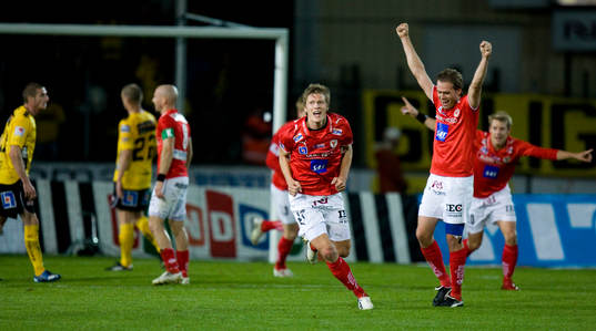 2-0, frispark Viktor Elm, förbi muren, rakt upp i krysset,