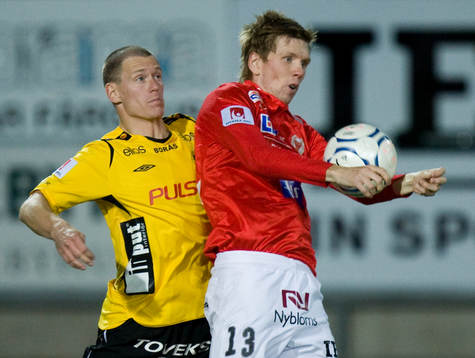 Andreas Augustsson trycker David Elm i ryggen